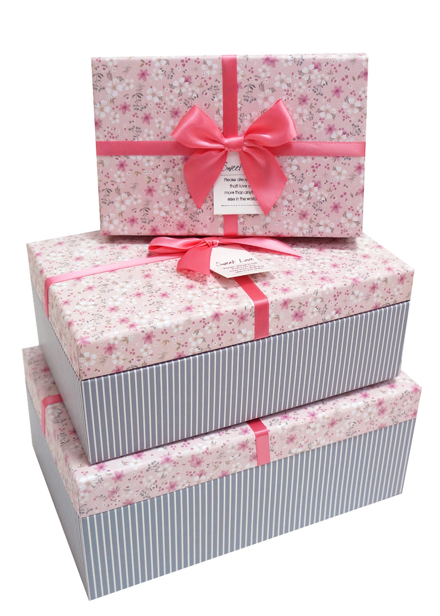 Купить коробку рязань. Подарочные коробки набор розовые. Набор подарок розовый. Подарочные пакеты розовый прямоугольный. Декор коробки прямоугольной.