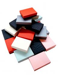Набор из 24 прямоугольных ювелирных подарочных коробочек разного цвета, отделка фактурной бумагой, размер 10*7*2,5 см.