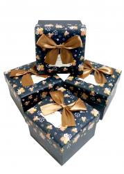 4 подарка. Синяя подарочная коробка с бантом. Новогодняя коробка с бантиком. Коробка Новогодняя подарочная квадратная. Голубая коробочка с бантиком.