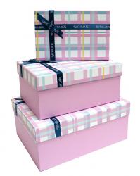 Набор из трёх подарочных прямоугольных коробок в клеточку розового цвета с бантом, размер 29*22*13 см.
