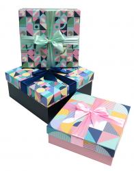 Набор из трёх квадратных подарочных коробок с бантом, отделка матовой бумагой с ярким рисунком, размер 24*24*11,5 см.
