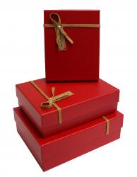 Набор из трёх красных прямоугольных подарочных коробок с бантом из шнура, отделка фактурной бумагой, размер 24*19*8 см.