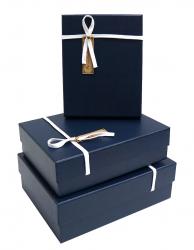 Набор из трёх синих прямоугольных подарочных коробок с бантом из шнура, отделка фактурной бумагой, размер 24*19*8 см.