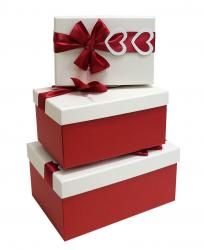 Набор из трёх прямоугольных подарочных коробок красного цвета, отделка фактурной бумагой, бант из ленты с декором, размер 25,5*17*12,5 см.