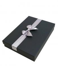 Подарочная прямоугольная чёрная коробка с бантом из атласной ленты, размер 32*25*6 см.