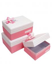 Набор из трёх прямоугольных подарочных коробок с мягкой крышкой, отделка фактурной бумагой с розовым рисунком, размер 21*15*10 см.