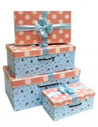 Набор из четырёх больших подарочных прямоугольных коробок с ручками персикового цвета с детским рисунком, размер 47*30*20,5 см.