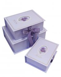 Набор из трёх прямоугольных подарочных коробок сиреневого цвета с завязками и рисунком, размер 27*21*10 см.