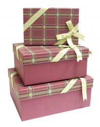 Набор из трёх прямоугольных подарочных коробок в клеточку брусничного цвета с бантом, размер 29*22*13 см.
