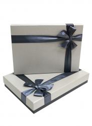 Набор из двух прямоугольных плоских подарочных коробок серого цвета с бантом, размер 38*26,5*6 см.