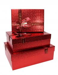 Набор из трёх прямоугольных блестящих красных подарочных коробок с бантом из ленты, отделка фактурной бумагой, размер 33*24*11,5 см.