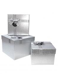 Набор из трёх квадратных серебряных подарочных коробок с бантом из ленты, отделка фактурной блестящей бумагой, размер 24*24*18 см.