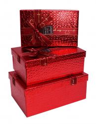 Набор из трёх прямоугольных подарочных коробок красного цвета, отделка металлизированной бумагой, бант из ленты, размер 22*16*9,5 см.