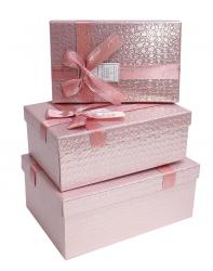 Набор из трёх прямоугольных подарочных коробок цвета пудровой розы, отделка металлизированной бумагой, бант из ленты, размер 22*16*9,5 см.