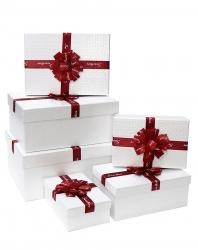 Набор из шести прямоугольных белых подарочных коробок с красным бантом из ленты, отделка фактурной матово-перламутровой бумагой, размер 32*25*14 см.