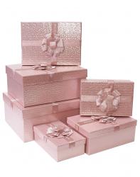 Набор из шести прямоугольных розовых подарочных коробок с бантом из ленты, отделка фактурной матово-перламутровой бумагой, размер 32*25*14 см.