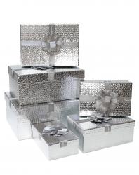 Набор из шести прямоугольных серебряных подарочных коробок с бантом из ленты, отделка фактурной блестящей бумагой, размер 32*25*14 см.