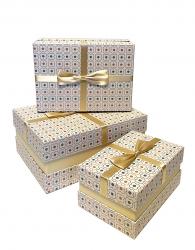 Набор из трёх прямоугольных подарочных коробок бежевого цвета с абстрактным рисунком и бантом, отделка матовой бумагой, размер 28*21*12,5 см.