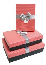 Набор из трёх подарочных коробок с рисунком "тонкая полоска" красного цвета и с атласным бантом, размер 37*26*10 см.