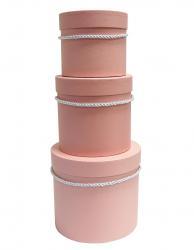 Набор из трёх круглых подарочных коробок розово-персикового цвета с ручками, отделка матовой бумагой, размер d18*h17 см.