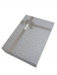 Прямоугольная подарочная коробка серого цвета с бантом из ленты, отделка фактурная матовая бумага, размер 35*25*7 см.