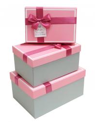 Набор из трёх однотонных розовых подарочных коробок с бантом из атласной ленты, размер 25,5*17,5*12 см.