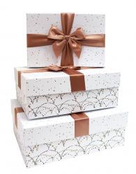 Набор из трёх новогодних прямоугольных подарочных белых коробок с бантом и рисунком, размер 28*21*11 см.