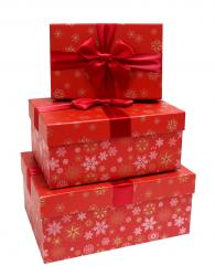 Набор из трёх новогодних прямоугольных подарочных красных коробок с бантом и рисунком снежинки, размер 29*22*13 см.
