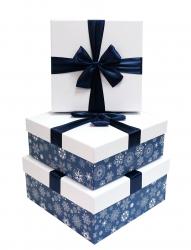 Набор из трёх новогодних квадратных подарочных белых коробок с синим бантом и рисунком, размер 24*24*11,5 см.
