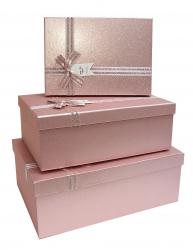 Набор из трёх прямоугольных подарочных коробок розово-пудрового цвета, отделка мерцающая блестящая бумага, бант из ленты, размер 35*25*13 см.