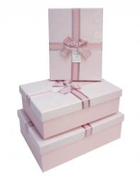 Набор из трёх прямоугольных подарочных коробок розового цвета с бантом из ленты, отделка матово-перламутровой бумагой, размер 29*21*9,5 см.