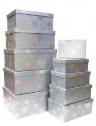 Набор из десяти новогодних прямоугольных подарочных коробок серебряного цвета, отделка матовой бумагой с тиснением "Снежинки", размер 37*28*17 см.