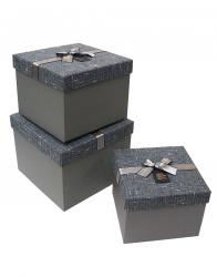 Набор из трёх квадратных подарочных коробок серого цвета с бантом и ручками, отделка из ткани джерси, размер 23*23*18 см.