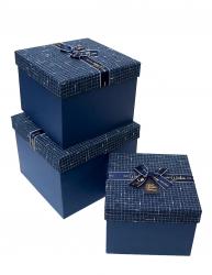Набор из трёх квадратных подарочных коробок синего цвета с бантом и ручками, отделка из ткани джерси, размер 23*23*18 см.