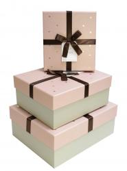 Набор из трёх прямоугольных подарочных коробок пудрового цвета с бантом и рисунком «золотые звёздочки», размер 25*20*10,5 см.