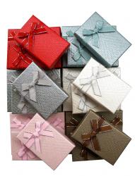 Набор из 24 прямоугольных ювелирных подарочных коробочек с бантом из ленты, разного цвета, одного размера 8x5x2.5 см.