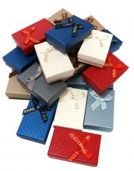 Набор из 24 прямоугольных ювелирных подарочных коробочек с бантом из ленты, разного цвета, одного размера 8x5x2.5 см.