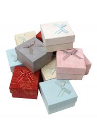 Набор из 12 прямоугольных ювелирных подарочных коробочек разного цвета с бантиком, отделка матовой бумагой с серебряным узором, размер 9*8,5*5,5 см.