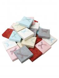 Набор из 24 квадратных ювелирных подарочных коробочек разного цвета с бантиком, отделка матовой бумагой с серебряным узором, размер 9*9*2,5 см.