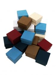 Набор из 24 квадратных ювелирных подарочных коробочек разного цвета, отделка фактурной однотонной бумагой, размер 5*5*4 см.