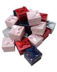 Набор из 24 квадратных ювелирных подарочных коробочек с бантом разного цвета, отделка цветной бумагой с тиснением, размер 5*5*2 см.