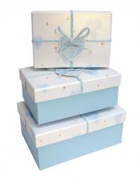 Набор из трёх прямоугольных подарочных коробок голубого цвета, отделка матово-перламутровой бумагой с рисунком, бант из шнура, размер 22*16*9,5 см.