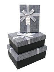 Набор из трёх прямоугольных подарочных коробок серого цвета с бантом из ленты, отделка фактурной бумагой, размер 22*16*9,5 см.