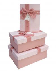 Набор из трёх прямоугольных подарочных коробок розово-персикового цвета, отделка фактурной бумагой, бант из ленты с рисунком, размер 22*16*9,5 см.