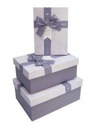 Набор из трёх прямоугольных подарочных коробок сиреневого цвета, отделка фактурной бумагой, бант из ленты с рисунком, размер 22*16*9,5 см.