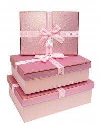 Набор из трёх прямоугольных подарочных коробок розового цвета, отделка мерцающей блестящей бумагой, бант из ленты, размер 29*21*9,5 см.