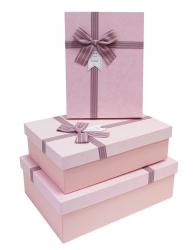 Набор из трёх прямоугольных подарочных коробок розового цвета с бантом из ленты, отделка матовой фактурной бумагой, размер 29*21*9,5 см.