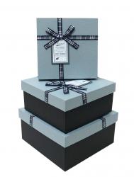 Набор из трёх квадратных подарочных коробок серо-голубого цвета с бантом из ленты в клеточку, отделка матовой бумагой, размер 19*19*9,5 см.