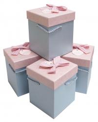 4 подарка. Подарочные коробки розовые. Розовая подарочная упаковка. Подарок в розовой упаковке. Круглая пудровая подарочная коробка.