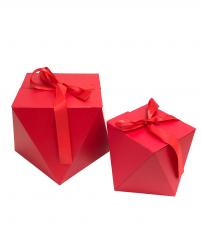 Набор из двух подарочных коробок красного цвета с крышкой на завязках, размер 18*18*18 см.